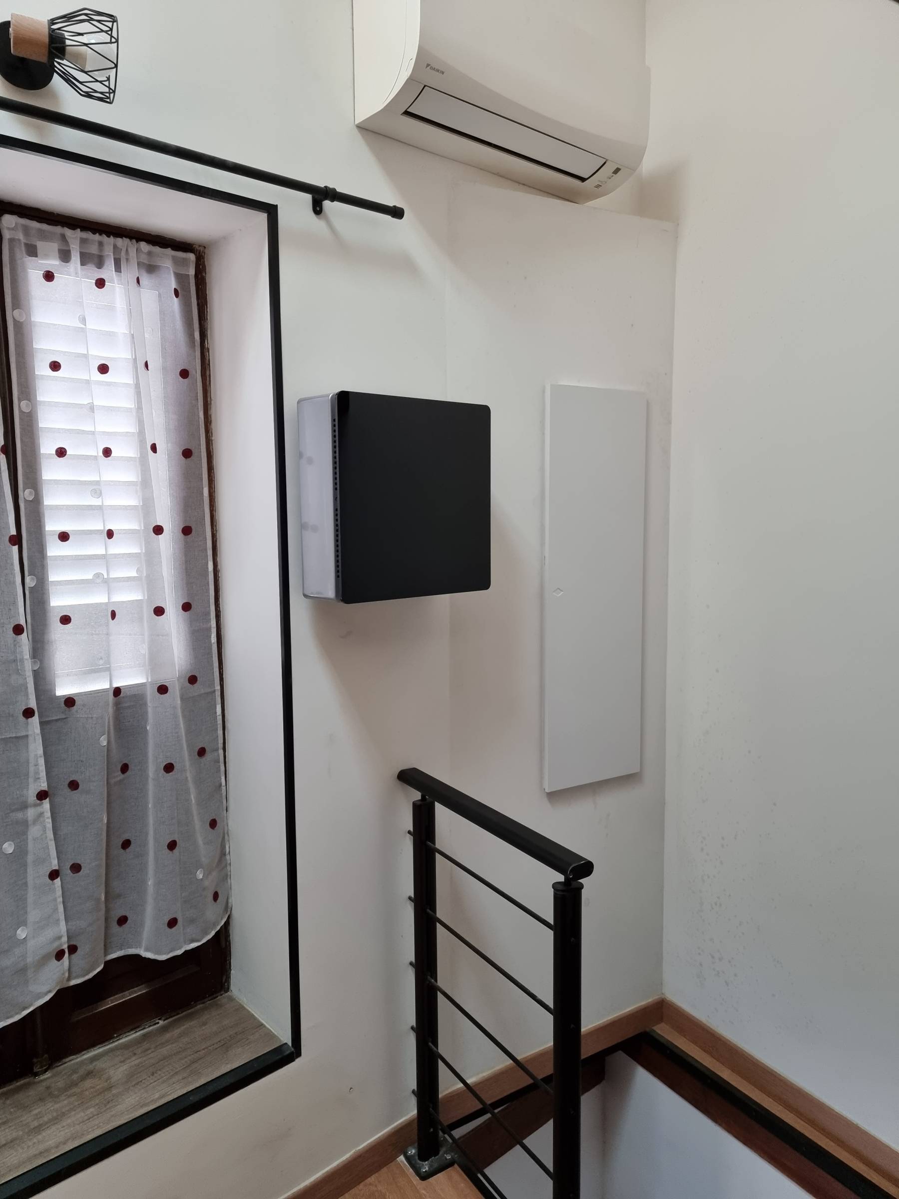 Pose d'une Ventilation Positive Hygrorégulée de type ENJOY dans un appartement a Bastia en Corse