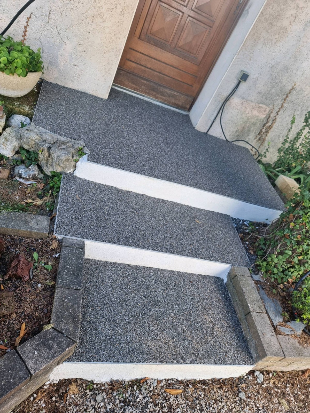 Pose d'un revêtement de sol extérieur drainant type tapis de marbre à Greasque proche d'Aix-en-Provence