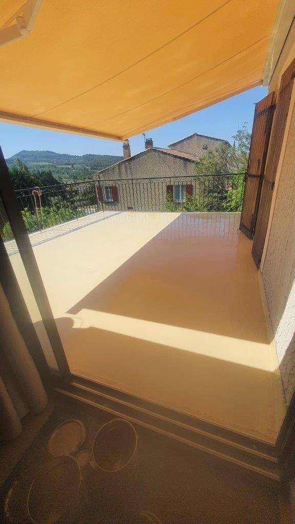 Réalisation d'une étanchéité liquide sur une terrasse avec finitions polyuréthane coloré sur la commune de Mormoiron dans le Vaucluse