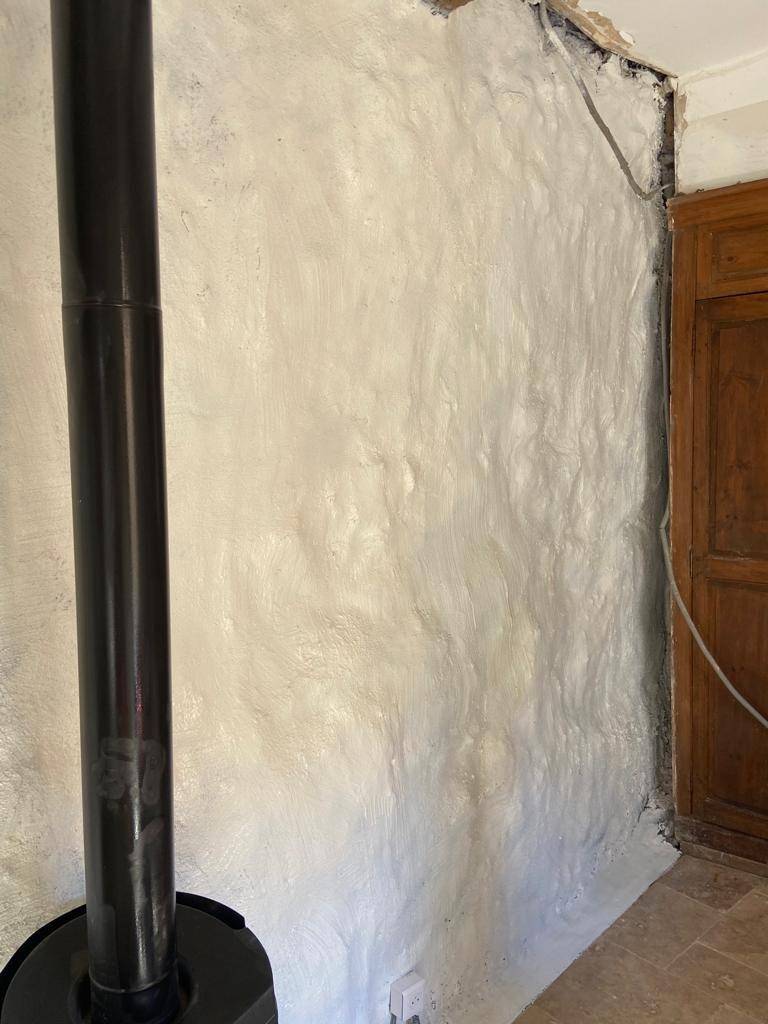 Réalisation d'un cuvelage et d'une Hydrofugation sur une maison de village a Mazaugue dans le Var