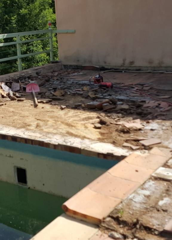 Réfection complète de la terrasse fuyante dans son local technique chez notre client a Gonfaron en région PACA