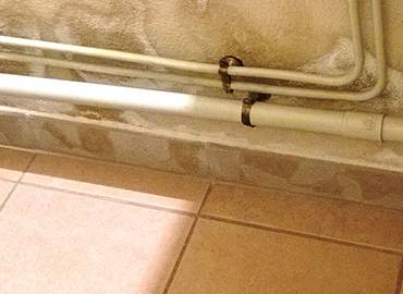 Intervention de professionnels pour traiter un problème de remontées  capillaires dans les murs d'une chambre à Roquevaire dans les Bouches du  Rhône - Traitement anti-humidité à Toulon dans le Var - Piacentino