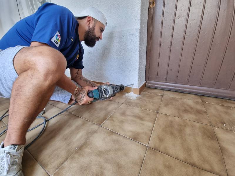Traitement des remontées capillaires sur les mur d'une maison ancienne à Manosque