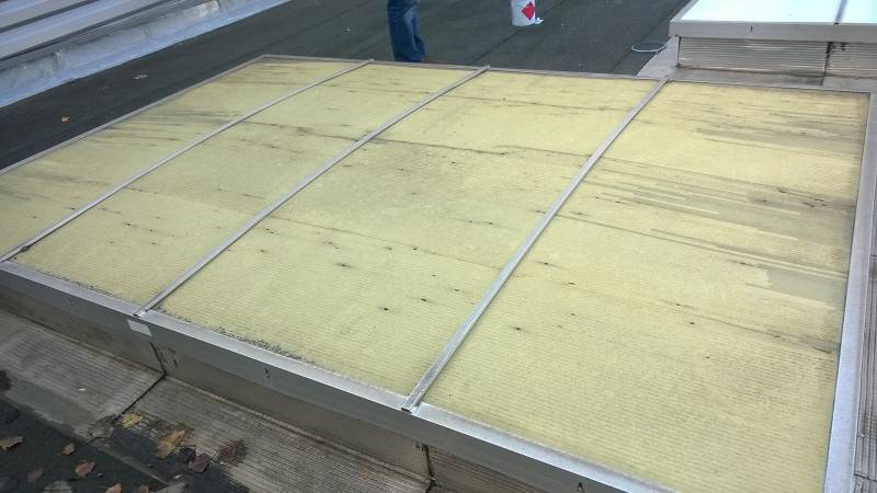 Remplacement des puits de lumière dans l'entrepôt SHARK a Marseille dans les bouches du Rhône